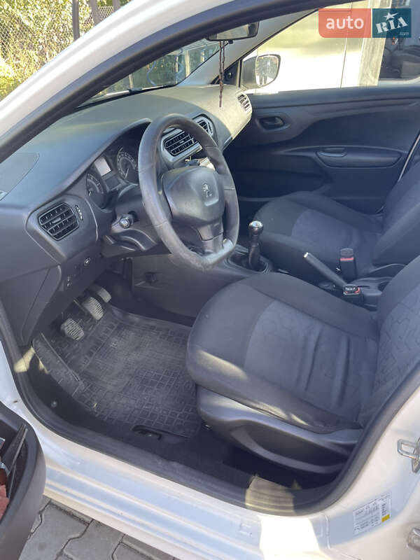 Седан Peugeot 301 2016 в Яготині