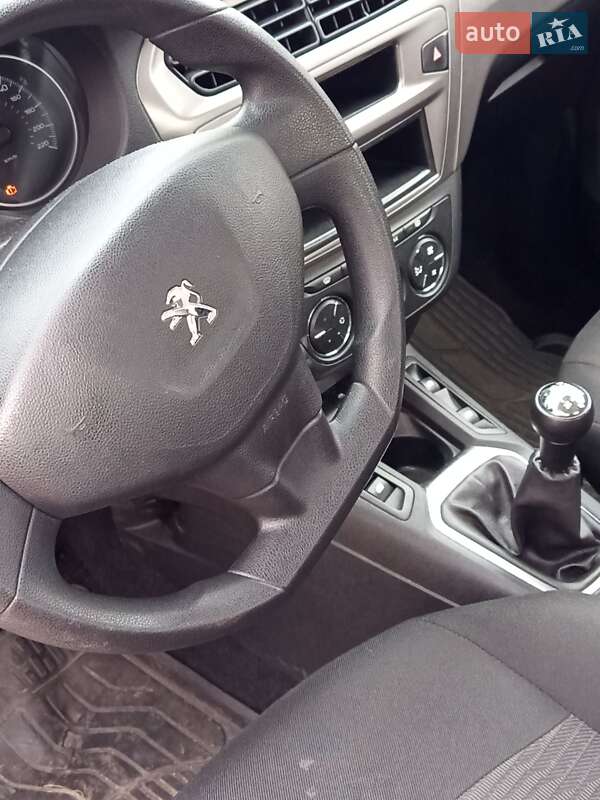 Седан Peugeot 301 2018 в Киеве