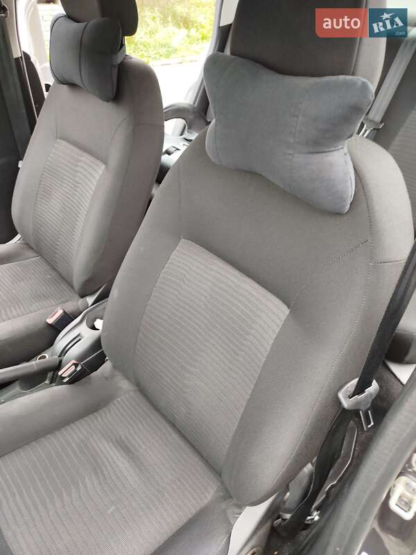 Седан Peugeot 301 2019 в Виноградові