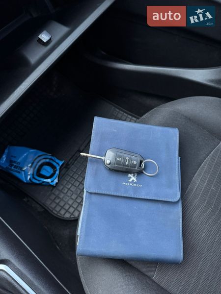 Седан Peugeot 301 2015 в Харькове