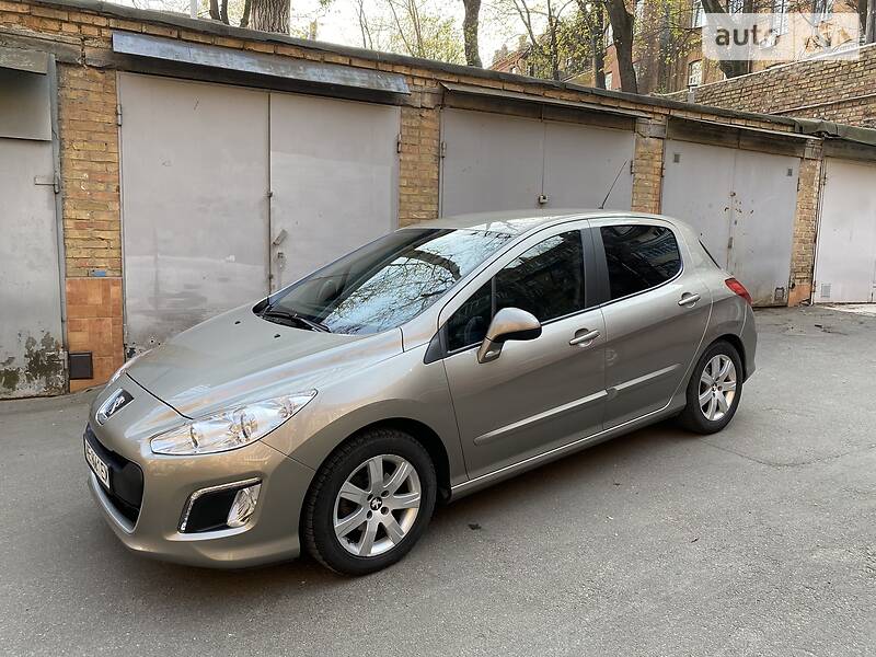 Хетчбек Peugeot 308 2012 в 