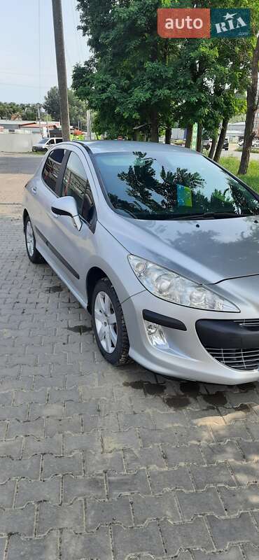 Хетчбек Peugeot 308 2011 в Чернівцях