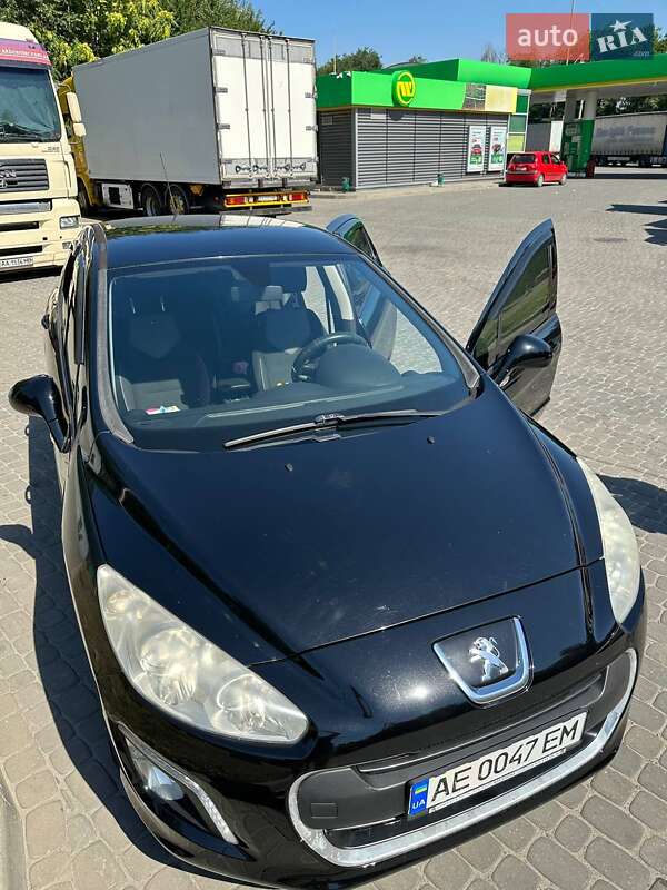 Хэтчбек Peugeot 308 2011 в Днепре