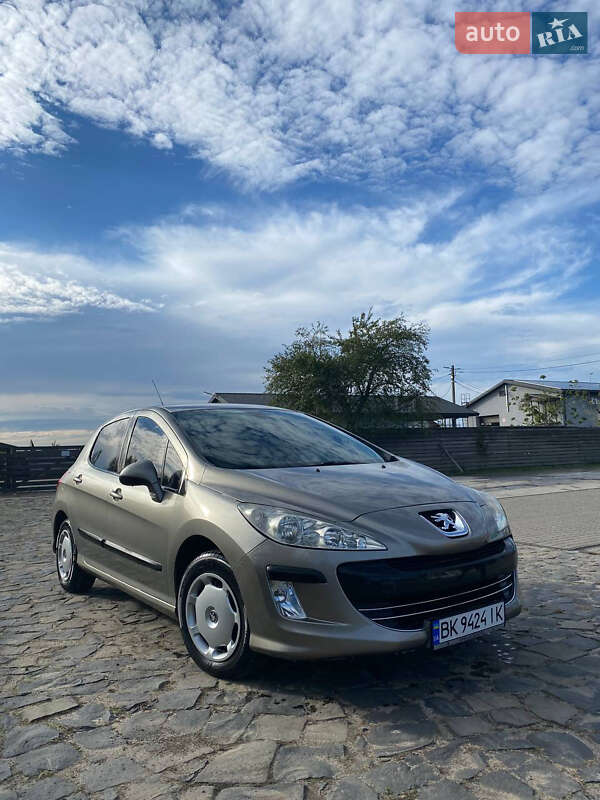 Хэтчбек Peugeot 308 2010 в Березному