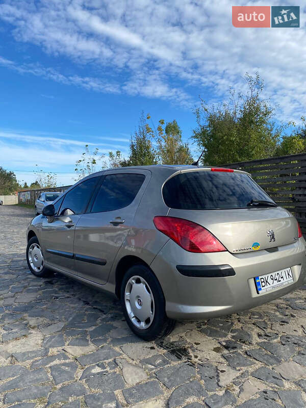 Хэтчбек Peugeot 308 2010 в Березному