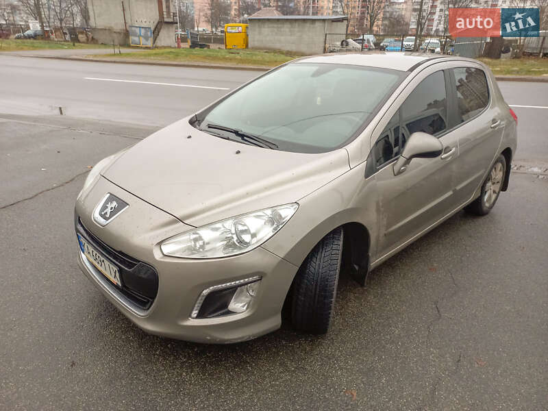 Хэтчбек Peugeot 308 2011 в Киеве