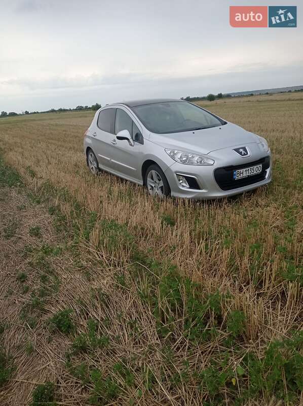 Хетчбек Peugeot 308 2011 в 