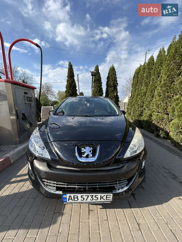Хэтчбек Peugeot 308 2011 в 