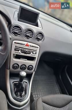 Хетчбек Peugeot 308 2011 в 