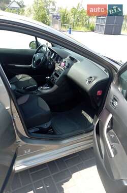 Хэтчбек Peugeot 308 2011 в 