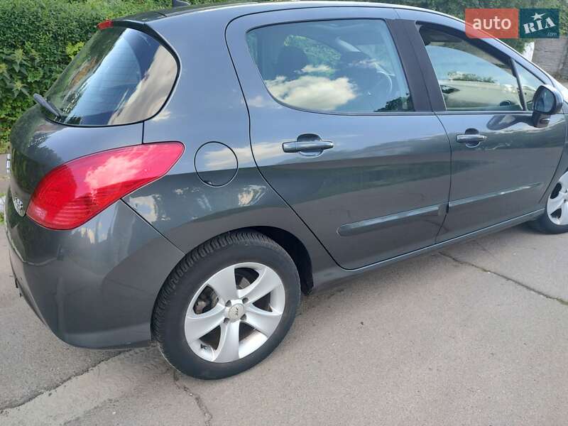 Хэтчбек Peugeot 308 2009 в Остроге