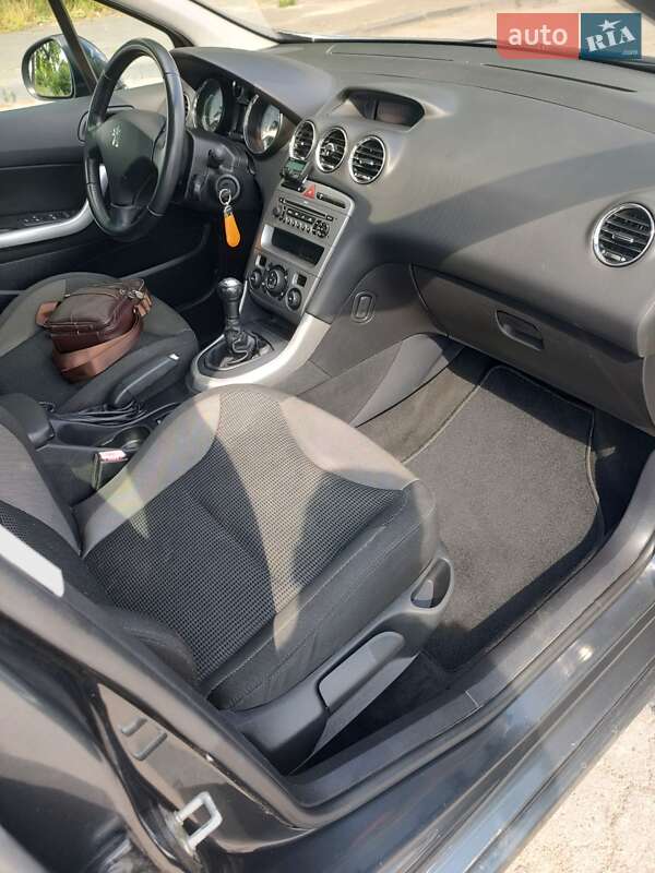 Хэтчбек Peugeot 308 2009 в Остроге