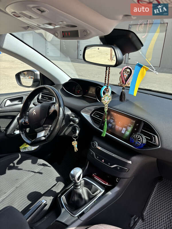 Универсал Peugeot 308 2015 в Остроге