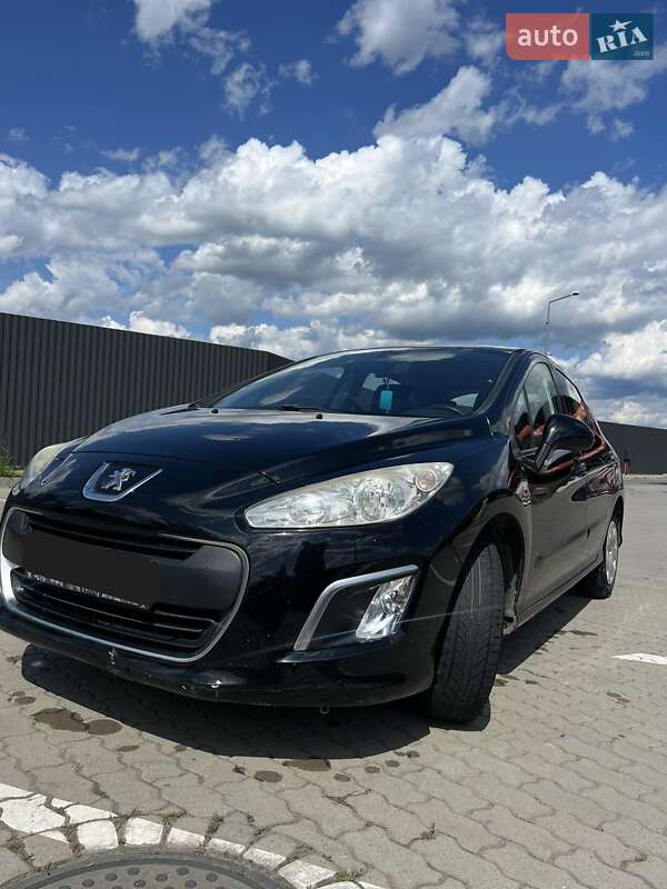 Хетчбек Peugeot 308 2011 в Ужгороді