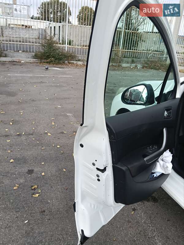 Универсал Peugeot 308 2011 в Днепре