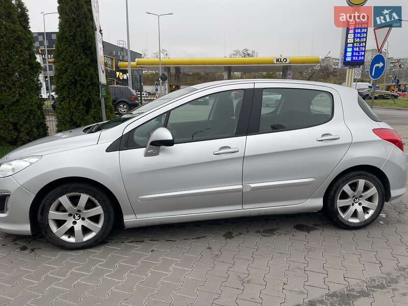 Хэтчбек Peugeot 308 2011 в Киеве