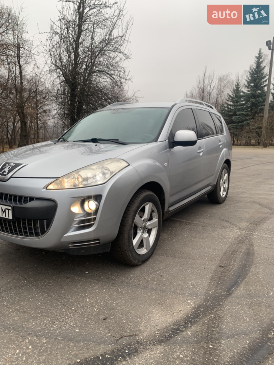 Продам Peugeot 4007. Авто в гарному, доглянутому стані. Ходова ідеальна, ніде нічого не стукає. Мотор та паливна без питань, не димить, масло не бере. АКПП робот, тільки після кап ремонту та заміни щеплення ( 80т/грн) , на гарантії, кому цікаво є акти та рахунок на виконані роботи. Був один підкрас заднього крила, ще минулим власником. Колеса R18, зима нова, літо ще пару сезонів проїзде. В машині нічого робити не потрібно, сів та поїхав.