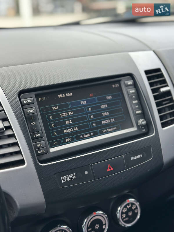 Позашляховик / Кросовер Peugeot 4007 2010 в Чернівцях