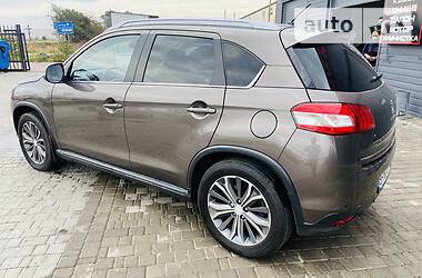 Позашляховик / Кросовер Peugeot 4008 2012 в 