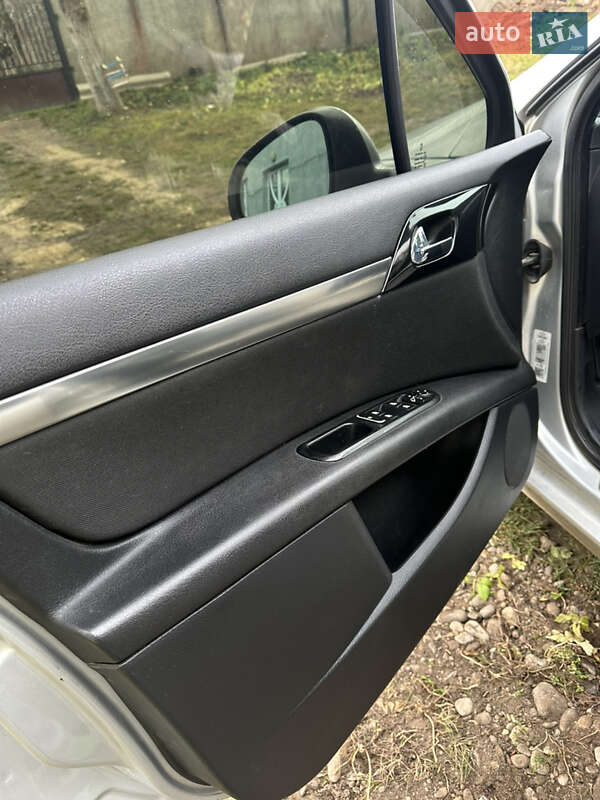 Универсал Peugeot 407 2010 в Хотине