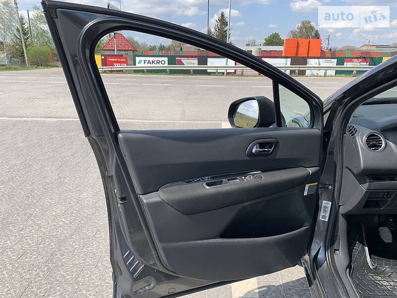 Мінівен Peugeot 5008 2010 в Стрию