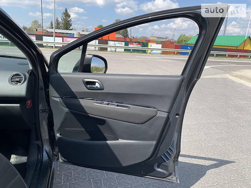 Мінівен Peugeot 5008 2010 в Стрию