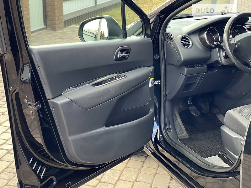 Мінівен Peugeot 5008 2012 в Чернівцях