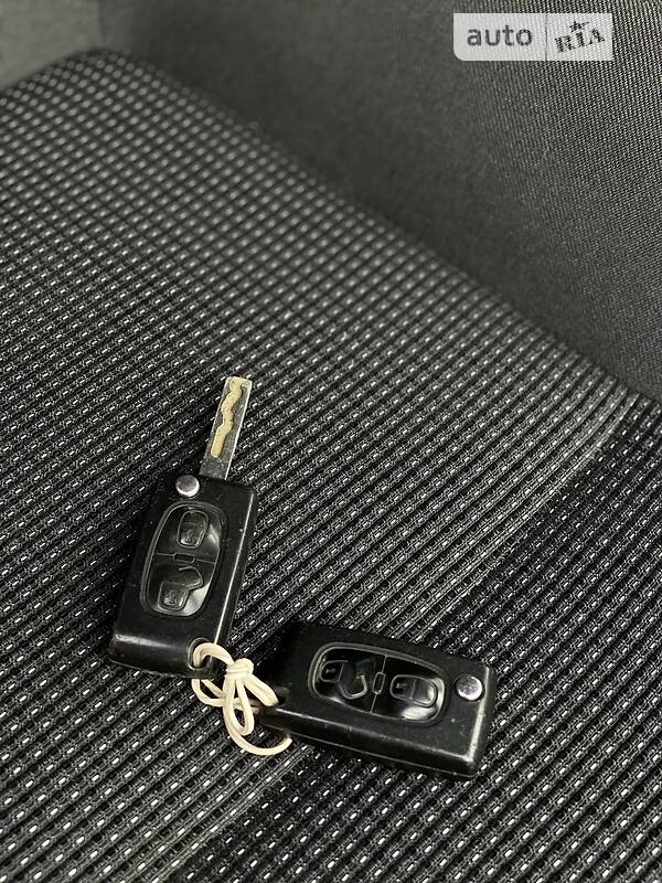 Мінівен Peugeot 5008 2012 в Чернівцях