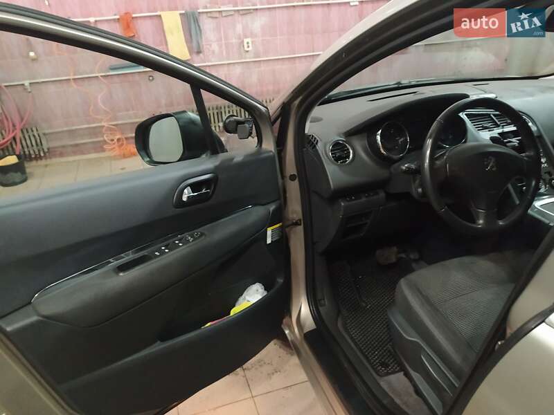 Микровэн Peugeot 5008 2015 в Южноукраинске