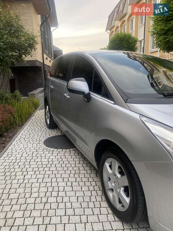 Мікровен Peugeot 5008 2011 в Стрию