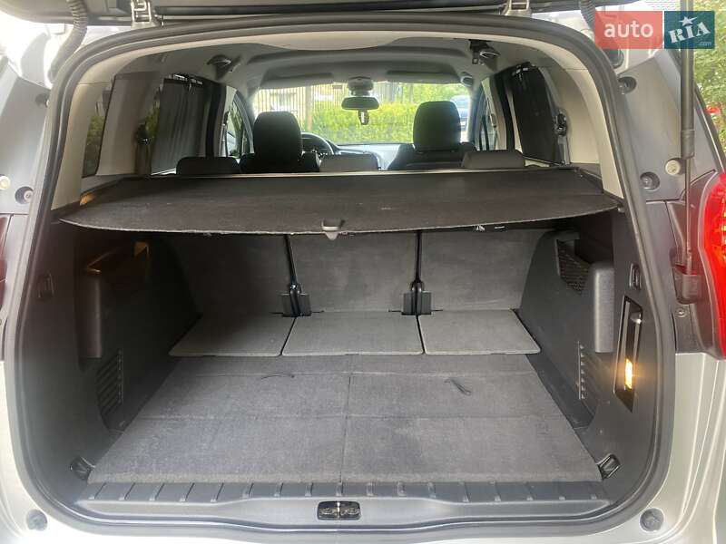 Мікровен Peugeot 5008 2011 в Стрию