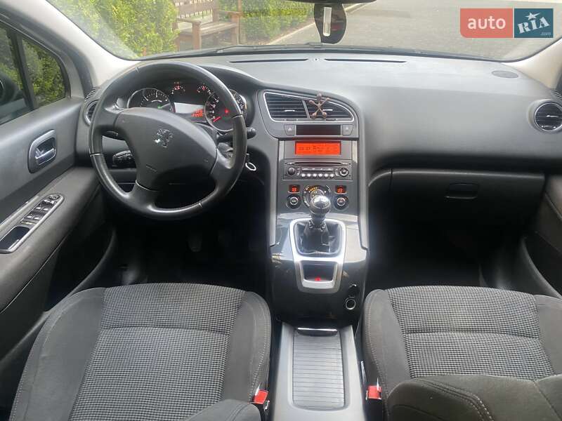 Мікровен Peugeot 5008 2011 в Стрию