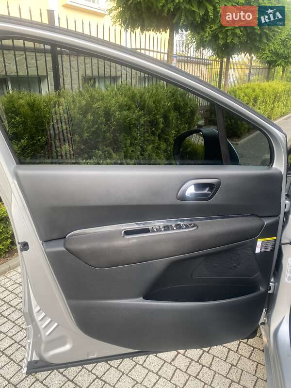 Мікровен Peugeot 5008 2011 в Стрию