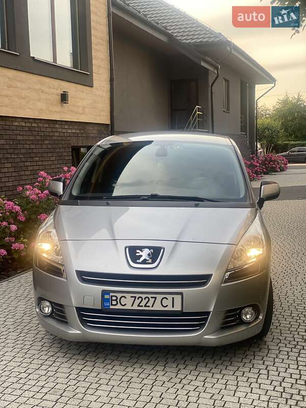 Мікровен Peugeot 5008 2011 в Стрию
