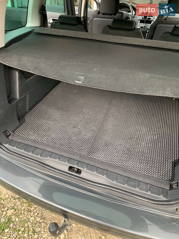 Микровэн Peugeot 5008 2011 в Старом Самборе