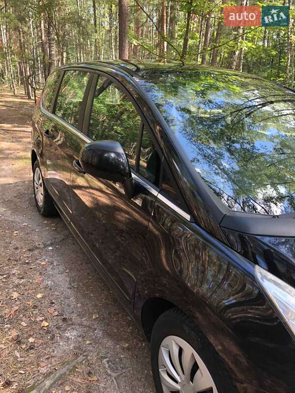 Микровэн Peugeot 5008 2013 в Коропе