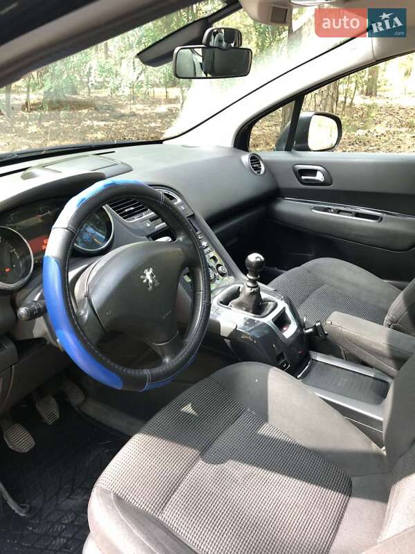 Микровэн Peugeot 5008 2013 в Коропе