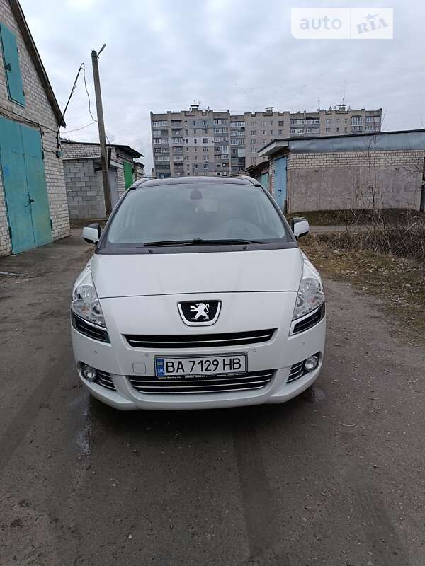 Микровэн Peugeot 5008 2011 в Светловодске