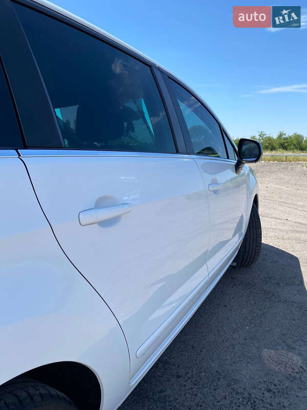 Микровэн Peugeot 5008 2013 в Львове