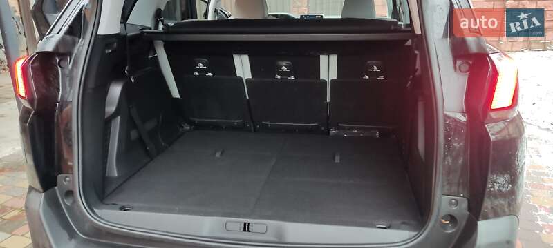 Внедорожник / Кроссовер Peugeot 5008 2017 в Ровно