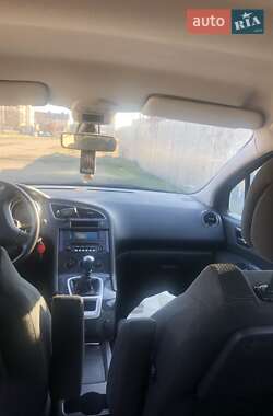 Микровэн Peugeot 5008 2012 в 