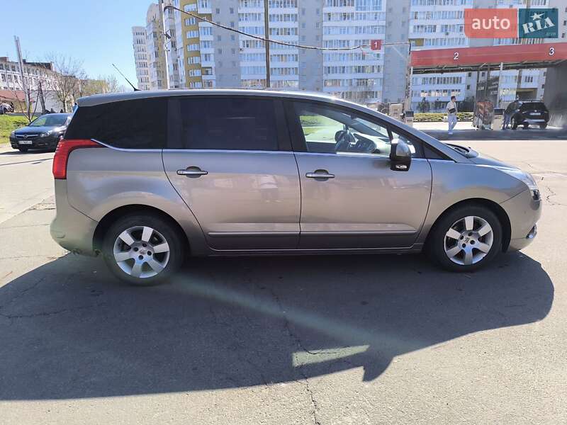 Микровэн Peugeot 5008 2013 в 