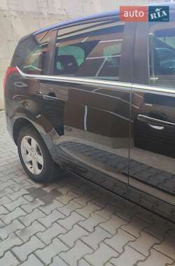 Микровэн Peugeot 5008 2011 в 