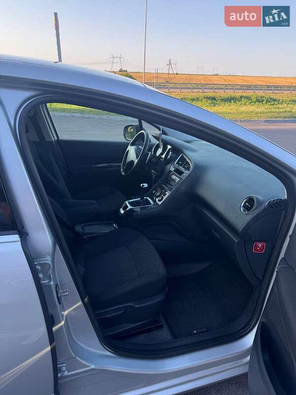 Мікровен Peugeot 5008 2010 в Дубні