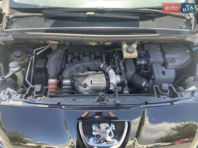 Микровэн Peugeot 5008 2010 в Черновцах