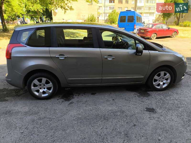 Микровэн Peugeot 5008 2012 в Калуше