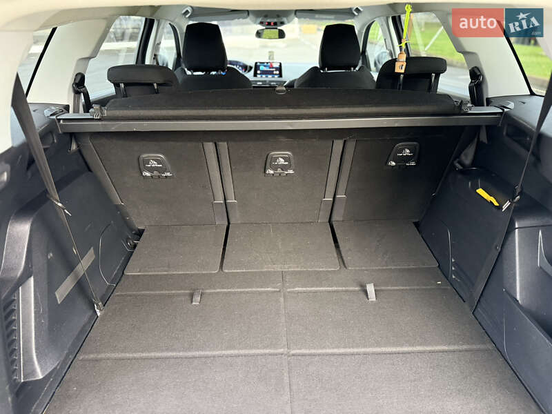 Внедорожник / Кроссовер Peugeot 5008 2017 в Киеве