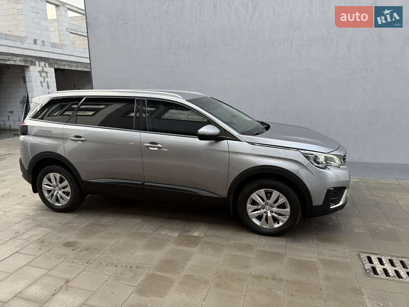 Внедорожник / Кроссовер Peugeot 5008 2017 в Киеве