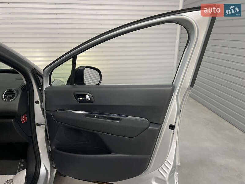 Микровэн Peugeot 5008 2014 в Стрые