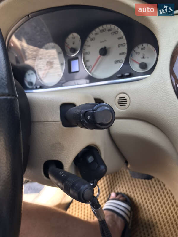 Седан Peugeot 607 2002 в Отинії